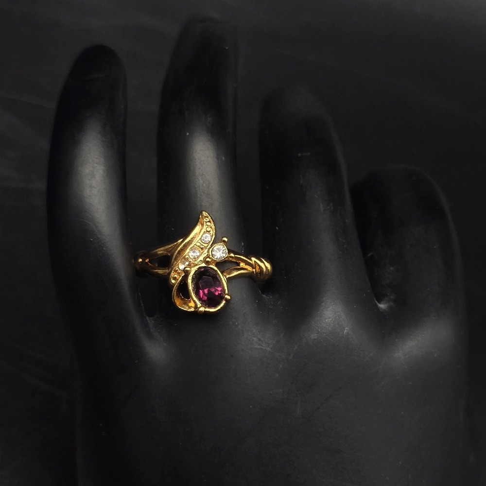 Avon Faux Amethyst Ring Size 7.5 Gold Tone Vintage Jewelry - Picture 7 of 8